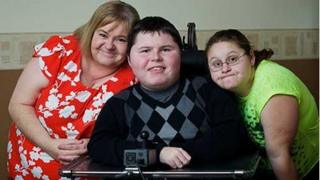 Judith Parker a'i phlant Emma, 21, a Luke, 17
