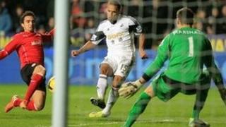 Wayne Routledge yn sgorio i Abertawe