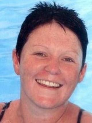 Yn yr ysbyty, dywedodd Joanna Hall mai Steven Daniel Williams oedd wedi ymosod arni