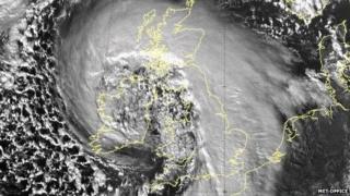 Roedd rhybudd y gallai gwyntoedd 100mya effeithio ar yr arfordir