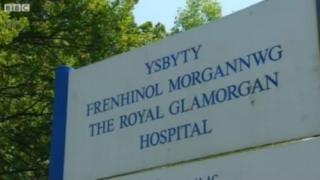 Mae Bwrdd Iechyd Cwm Taf wedi gwrthod y cynllun i israddio gwasanaethau yn Ysbyty Brenhinol Morgannwg