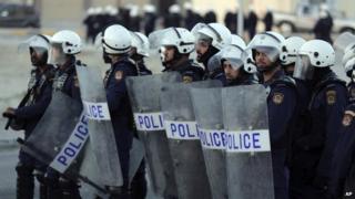 Bahraini police in Karrana (12 February 2014)