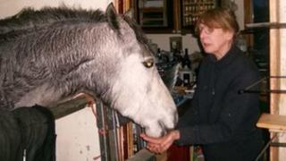 Stephanie Noble agus a h-each. Dealbh: Western Isles News Agency