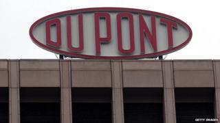 Знак DuPont показан в штаб-квартире компании в Уилмингтоне, штат Делавэр, 12 апреля 2004 г.