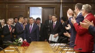 The Speaker of the Russian Parliament, Sergei Naryshkin, (background right) welcomes the chairman of the Crimean parliament Vladimir Konstantinov (centre) in Moscow (7 March 2014)