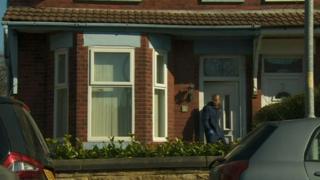 Обыскиваемый дом в районе Левеншульме в Манчестере