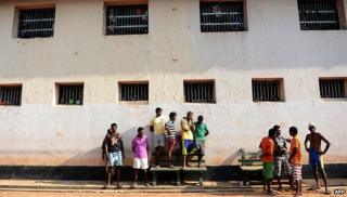 Заключенные Шри-Ланки наблюдают во время мероприятия по празднованию Нового года сингальцев и тамилов в тюремном комплексе в Коломбо 24 апреля 2013 года
