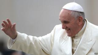 Папа Франциск машет рукой, когда он приезжает к своей общей аудитории на площадь Святого Петра в Ватикане 26 февраля 2014 года
