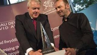 Carwyn Jones a Gideon Petersen gyda'r wobr