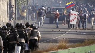Anti-government protesters clash with riot police during a protest in Caracas, on March 20, 2014