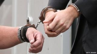 Мужчина прикован наручниками к полицейскому (файл фото)