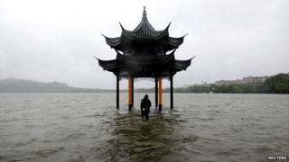 Затопленный павильон в Китае