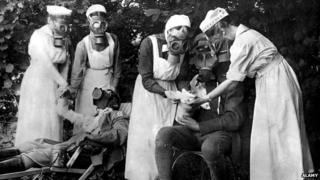 Медсестры в противогазах лечат солдат после газовой атаки