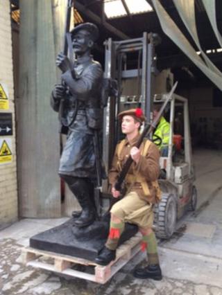 Bronze statue of a Black Watch soldier