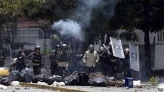 National Police officers clash with anti-government demonstrators in Caracas on 6 April, 2014