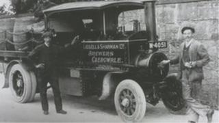 Gweithwyr ym mragdy Lassell a Sharman, Caergwrle