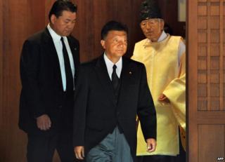 Yoshitaka Shindo (C) leaves the controversial Yasukuni shrine to honour the dead, August 2013