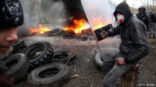 Pro-Russian protesters burn tires as they prepare for battle with the Berkut (Ukrainian special police forces) on the outskirts of the eastern Ukrainian city of Slavyansk on April 13, 2014
