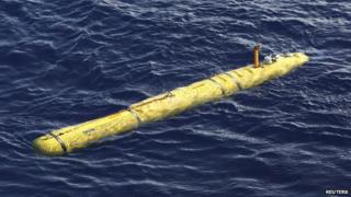 Автономный подводный аппарат Bluefin-21 сидит в воде после развертывания с Океанского щита австралийского оборонительного судна в южной части Индийского океана во время продолжающегося поиска пропавшего рейса Малайзийских авиалиний MH370 на этой фотографии, выпущенной Австралийскими силами обороны 17 апреля || |