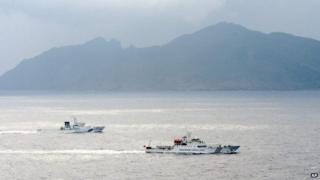 На этой фотографии, сделанной 23 апреля 2013 года, судно береговой охраны Японии (L) плывет вместе с китайским кораблем наблюдения возле спорных островов