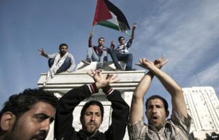 Palestinian gather to celebrate the agreement to form a unity government in Gaza on 23 April 2014