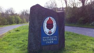 Arwydd Parc y Bannau