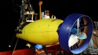 Международная автономная подводная машина Phoenix (AUV) Артемида, также известная как Bluefin-21, готова к развертыванию с австралийского оборонительного судна Ocean Shield в поисках пропавшего рейса Malaysia Airlines MH370 в южной части Индийского океана. 21 апреля 2014 года силами обороны Австралии