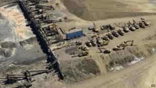 На этой фотографии показана конфискованная добыча железной руды вблизи тихоокеанского порта Лазаро Карденас, Мексика (12 марта 2014 года)