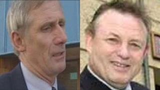 Chwith i'r dde: y cynghorwyr Peter Rogers a Jeff Evans