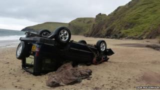 An Land Rover air an tràigh
