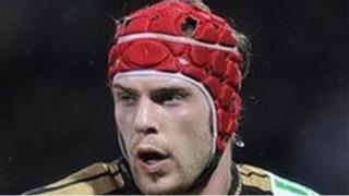 Cafodd Alun Wyn Jones gais
