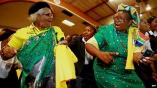 Сторонники правящей южноафриканской политической партии Африканский национальный конгресс (АНК) танцуют и поют перед приездом президента Южной Африки во время предвыборной акции в церкви межобщинных собраний в городке Вентворт, недалеко от Дурбана, 9 апреля 2014 года || |