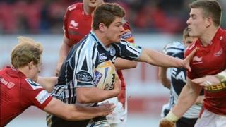 Harry Robinson yn herio'r Scarlets ym mis Ebrill 2013