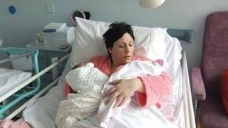 Dwynwen Davies gyda Cadi a Martha