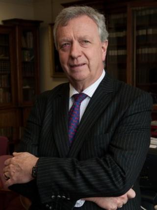 Modaràtar Ainmichte an Àrd-Sheanaidh, an t-Urr. Iain Chalmers