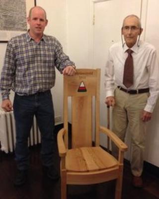 Iolo Puw a John Pugh gyda'r gadair