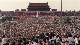 На этой фотографии, сделанной 2 июня 1989 года, изображены сотни тысяч китайцев, собравшихся вокруг 10-метровой копии Статуи Свободы (С), называемой Богиней Демократии, на площади Тяньаньмэнь, требующей демократии, несмотря на военное положение в Пекине