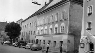 Дом, где родился Адольф Гитлер (в центре)