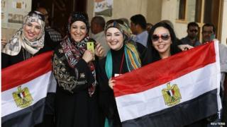 Egyptian women holding national flags (15/05/14)