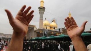 Shia pilgrims pray at the Imam Moussa al-Kadhim shrine in Baghdad (22 May 2014)