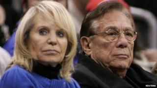 Los Angeles Clippers owner Donald Sterling (C), his wife Shelly (L) attend the NBA basketball game at the Staples Center in Los Angeles, 22 December 2008