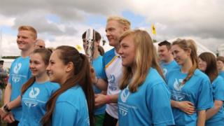 Iwan Thomas a'r criw yn cludo'r baton ar y Maes