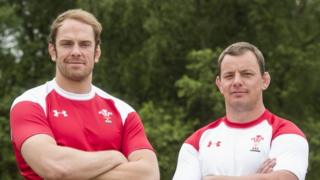Alun Wyn Jones a Matthew Rees
