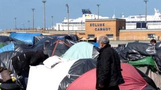 Неофициальный палаточный лагерь с видом на гавань Кале