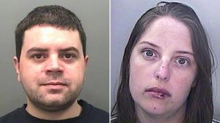 Carcharwyr Aaron Hughes a Claire Semmens