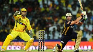 Kolkata Knight Riders batsman Jacques Kallis and Chennai Super Kings captain Mahendra Singh Dhoni during the IPL Twenty20 cricket final, May 27, 2012