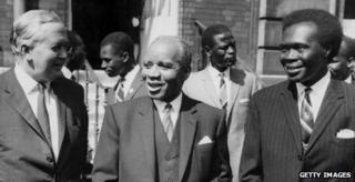 Бывший лидер Гастингс Банда изображен с премьер-министром Великобритании Гарольдом Уилсоном (слева) и премьер-министром Уганды Милтоном Оботе (справа)