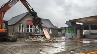 Dymchwel Ysgol Groeslon