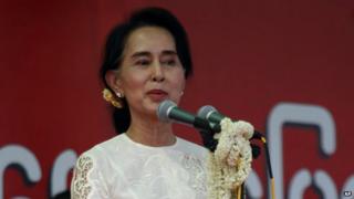 Opposition leader Aung San Suu Kyi speaks during a rally in the central city of Mandalay, Burma (May 18 2014)