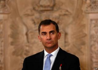 Король Испании Фелипе VI при подписании указа об отречении отцом Хуана Карлоса (18 июня 2014 года)
